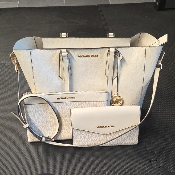 Michael Kors Cream Tote Bag with Gold Accents - Picture 4 of 8